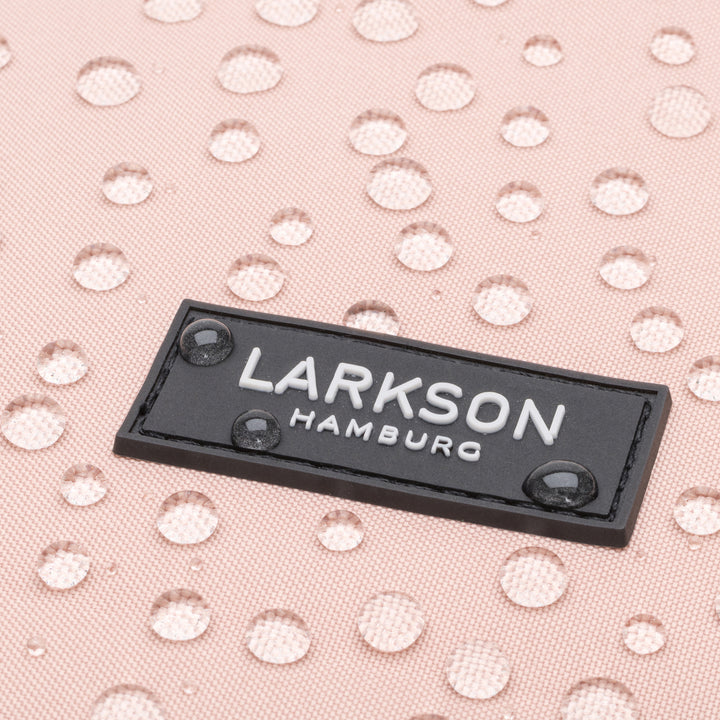 Wasserabweisendes Material mit Wassertropfen und schwarzem LARKSON Hamburg Logo auf graurotem Damenrucksack