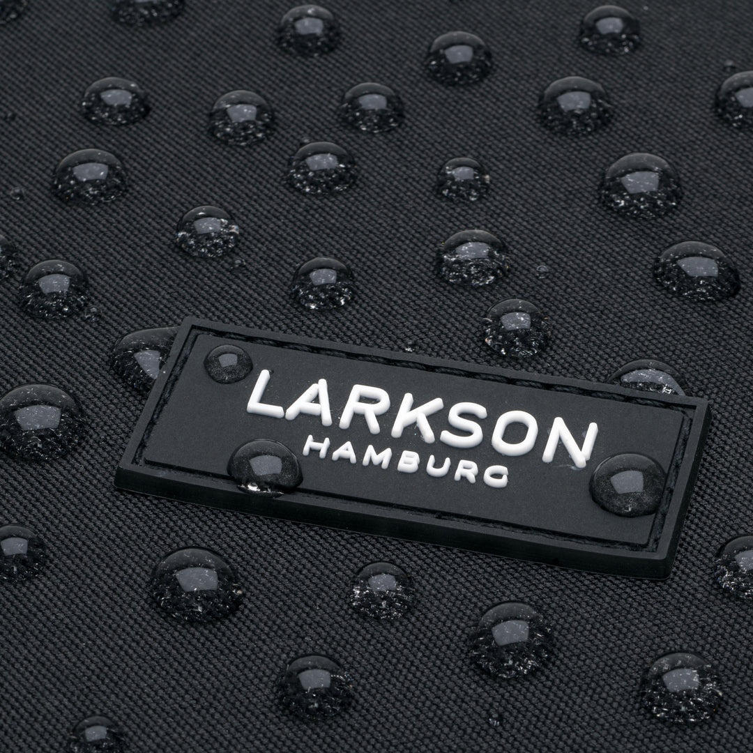 Wasserabweisende Oberfläche mit LARKSON Hamburg Logo auf schwarzem Rucksackstoff