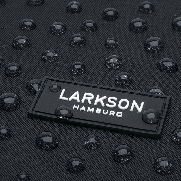 Wasserabweisende Oberfläche mit LARKSON Hamburg Logo auf schwarzem Rucksackstoff