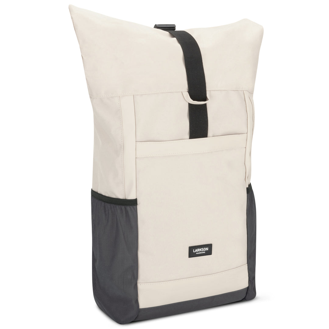 Beiger und grauer Rolltop Rucksack mit schwarzem Verschlussriemen und Larkson Hamburg Logo
