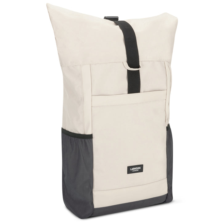 Beiger und grauer Rolltop Rucksack mit schwarzem Verschlussriemen und Larkson Hamburg Logo