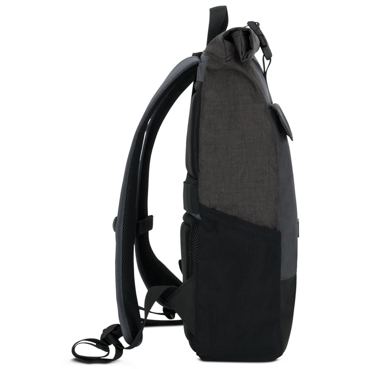 Seitliche Ansicht des LARKSON Rolltop Rucksack No 4 in Schwarz mit gepolsterten Trägern und flexiblem Rollverschluss