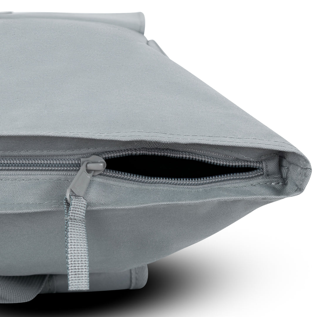 Grauer Rolltop Rucksack No 4 von LARKSON mit sichtbarem Reißverschluss und robustem Material