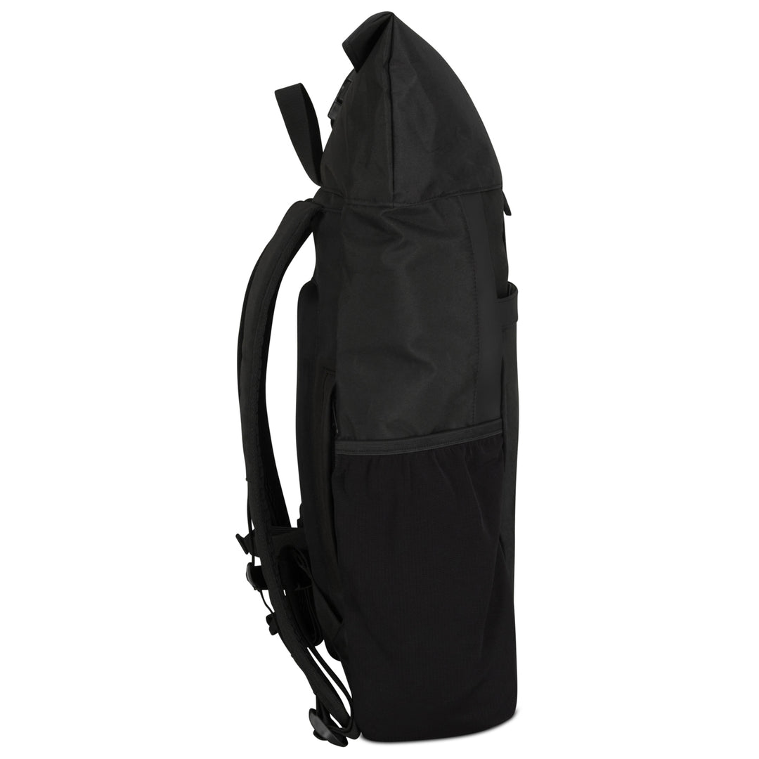 Schwarzer Rolltop Rucksack No 2 von LARKSON, seitliche Ansicht mit gepolsterten Schultergurten