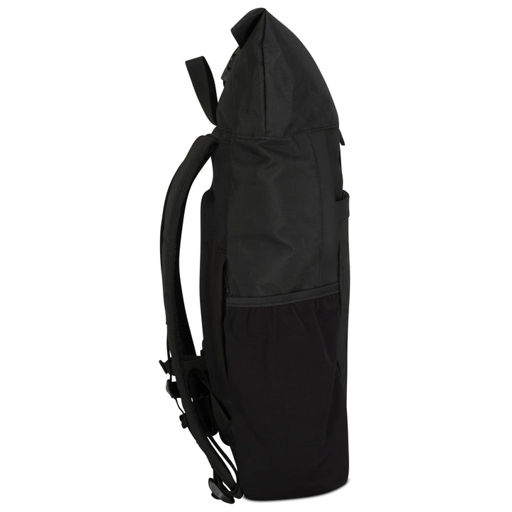 Schwarzer Rolltop Rucksack No 2 von LARKSON, seitliche Ansicht mit gepolsterten Schultergurten