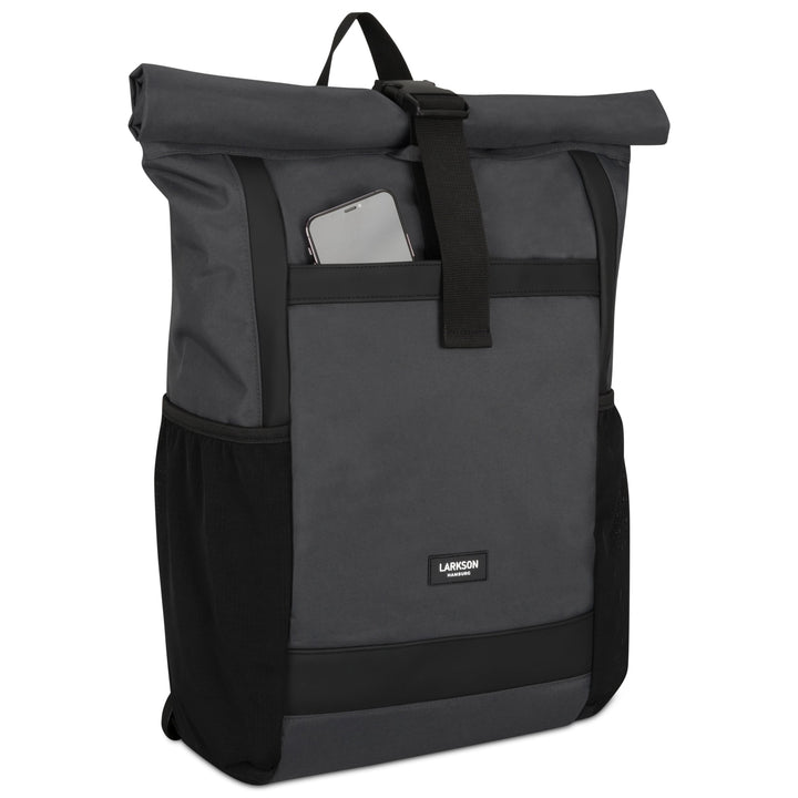 Anthrazitfarbener Rolltop-Rucksack No 2 von LARKSON mit Fronttasche und seitlichen Netztaschen