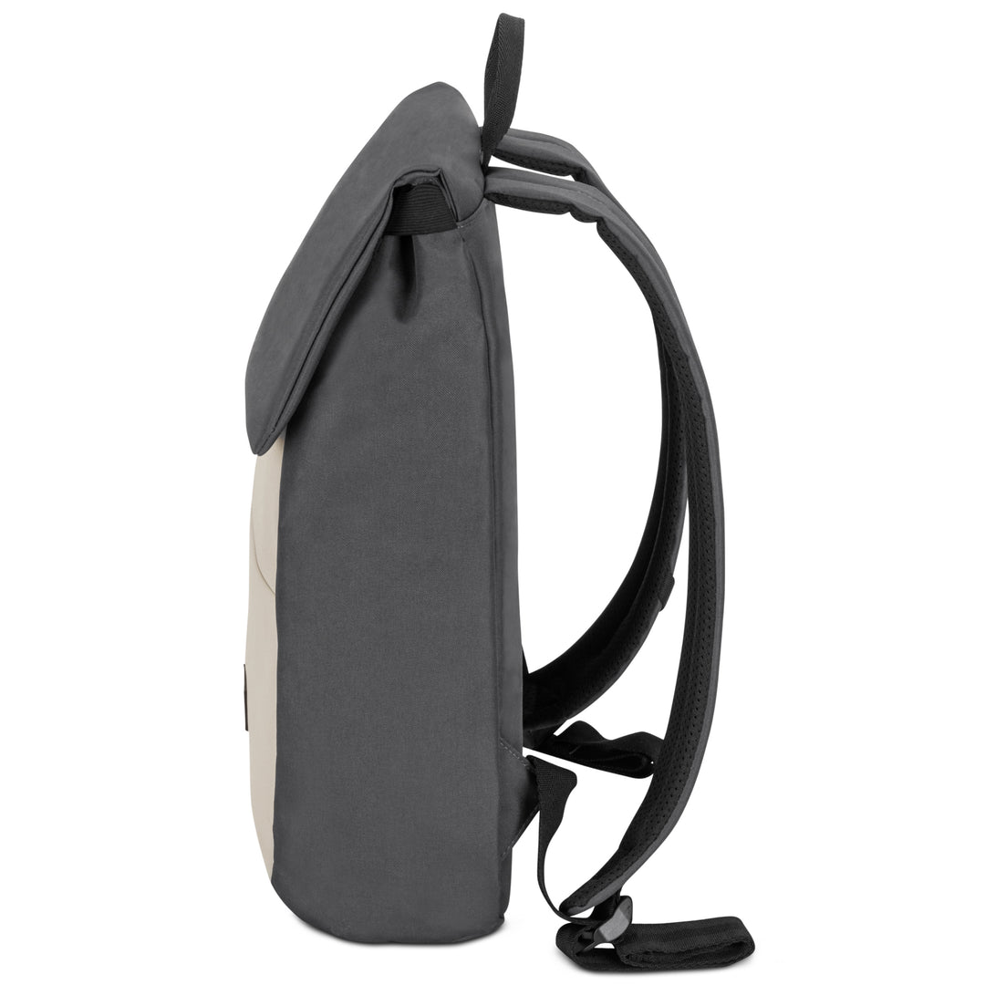 Seitenansicht des kleinen Damenrucksacks 'Ronja' von LARKSON in Schwarz und Beige