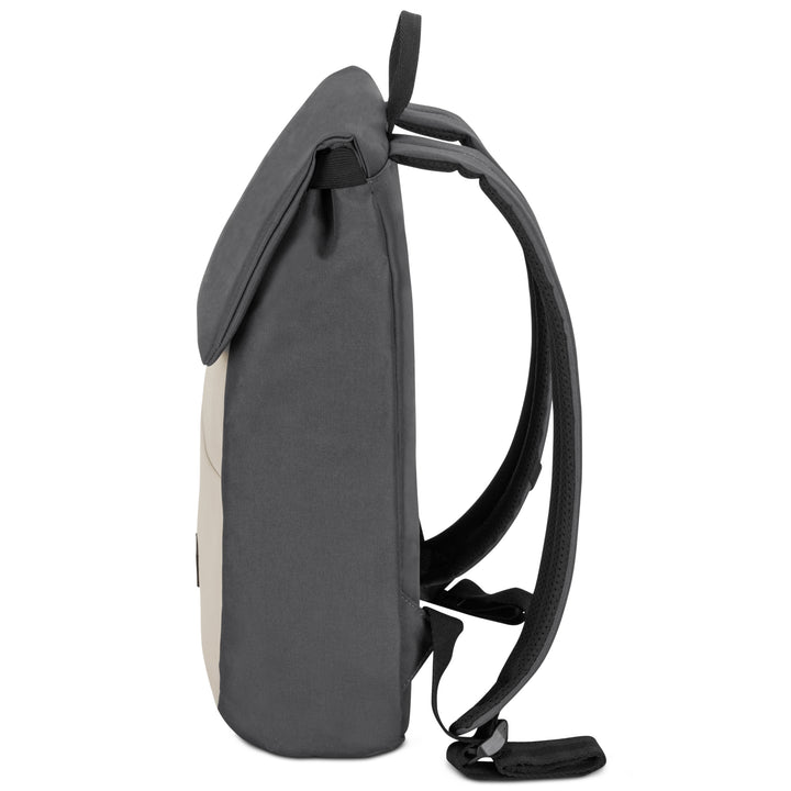 Seitenansicht des kleinen Damenrucksacks 'Ronja' von LARKSON in Schwarz und Beige
