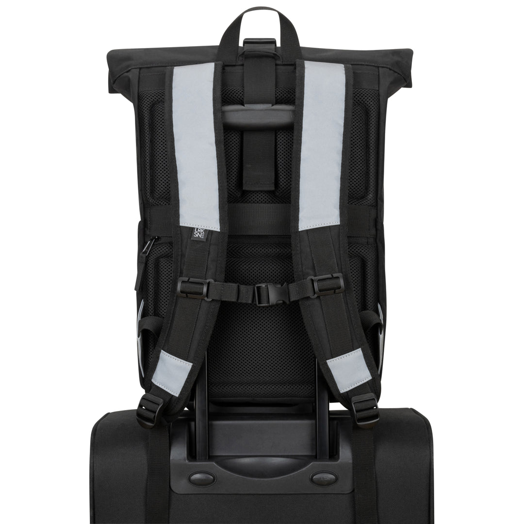 Rückseite des schwarzen Rolltop Rucksack No 4 mit gepolsterten, reflektierenden Schultergurten auf Koffergestell