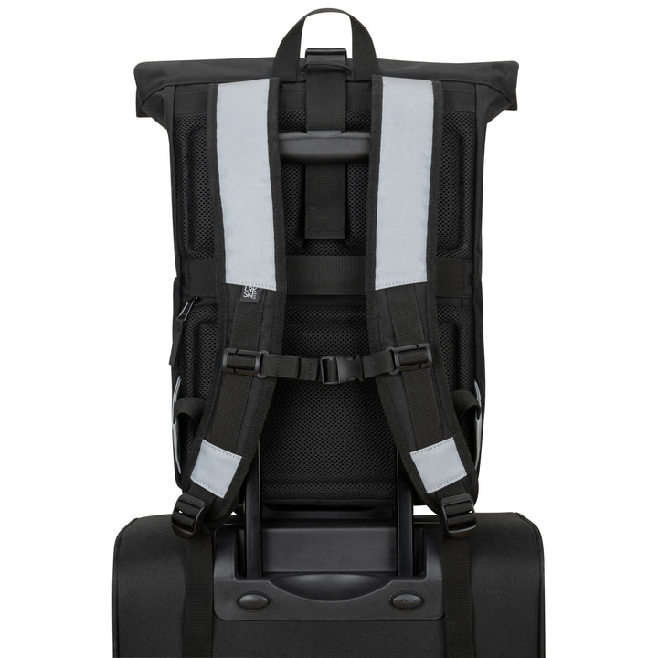 Rückseite des schwarzen Rolltop Rucksack No 4 mit gepolsterten, reflektierenden Schultergurten auf Koffergestell