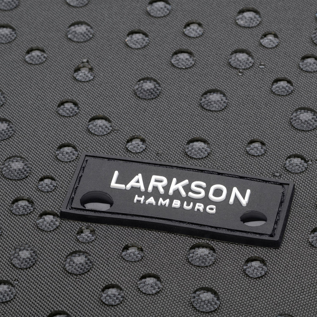 Nahaufnahme eines wasserabweisenden schwarzen Laptop-Rucksacks mit dem Markenlabel 'LARKSON HAMBURG'