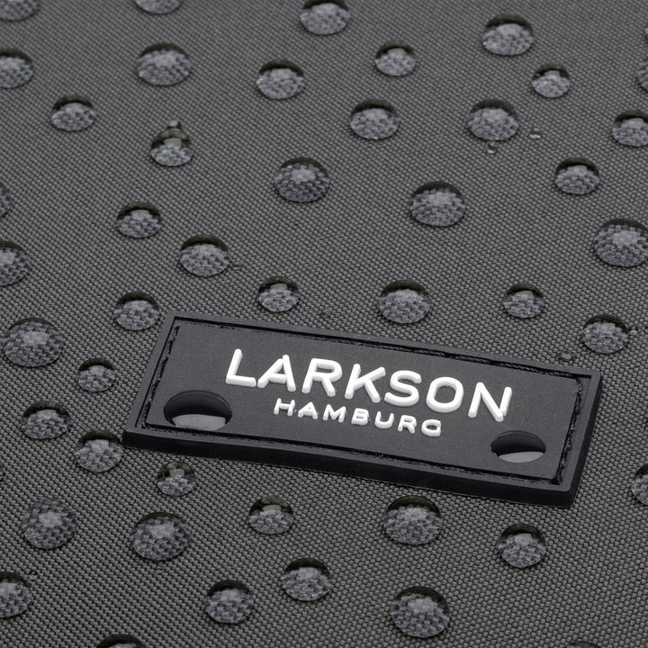 Nahaufnahme eines wasserabweisenden schwarzen Laptop-Rucksacks mit dem Markenlabel 'LARKSON HAMBURG'