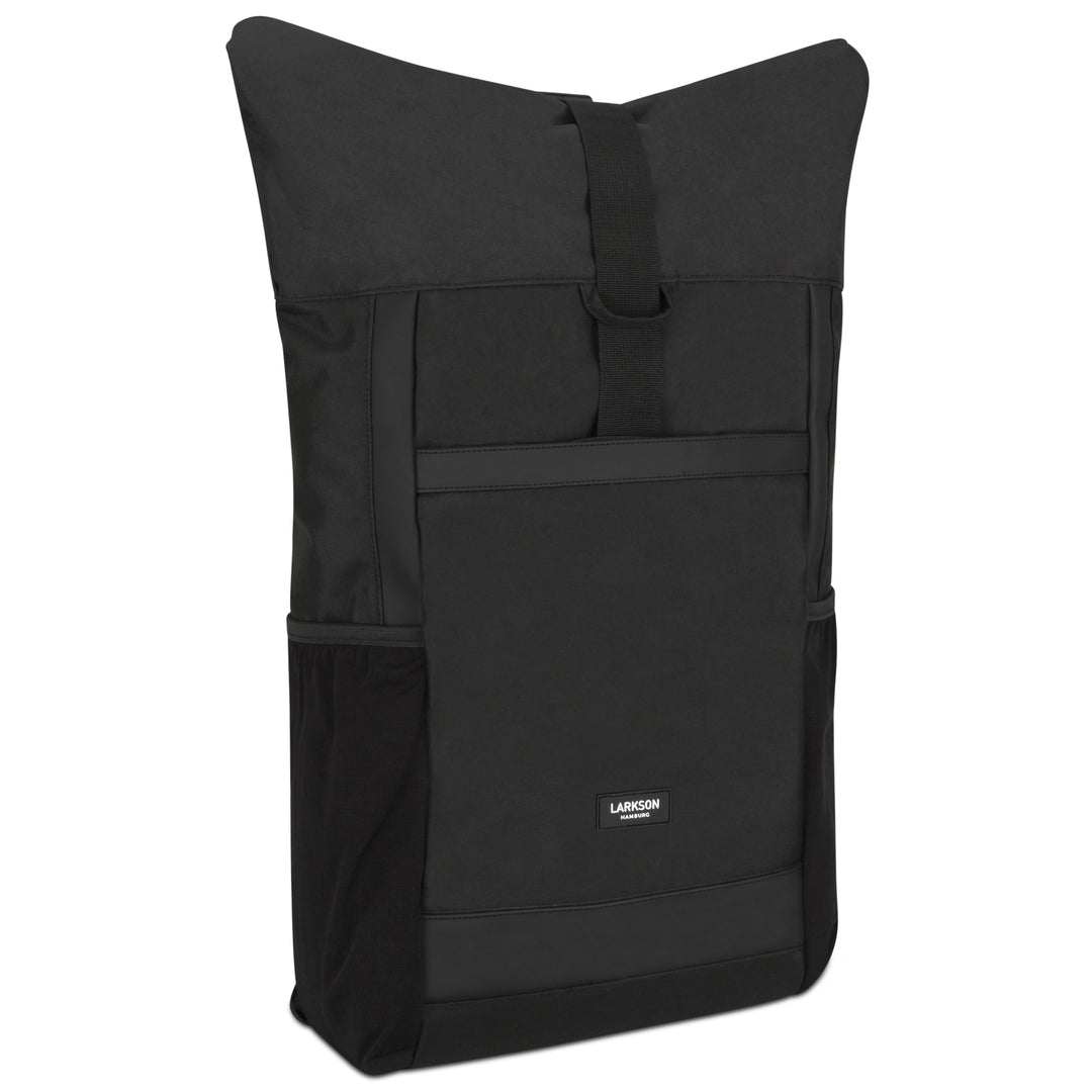 Schwarzer Rolltop Rucksack No 2 von Larkson mit Fronttasche und Clipverschluss