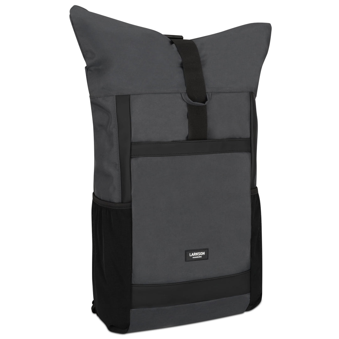 Anthrazitfarbener Rolltop Rucksack No 2 von Larkson mit schwarzem Verschlussriemen und Fronttasche