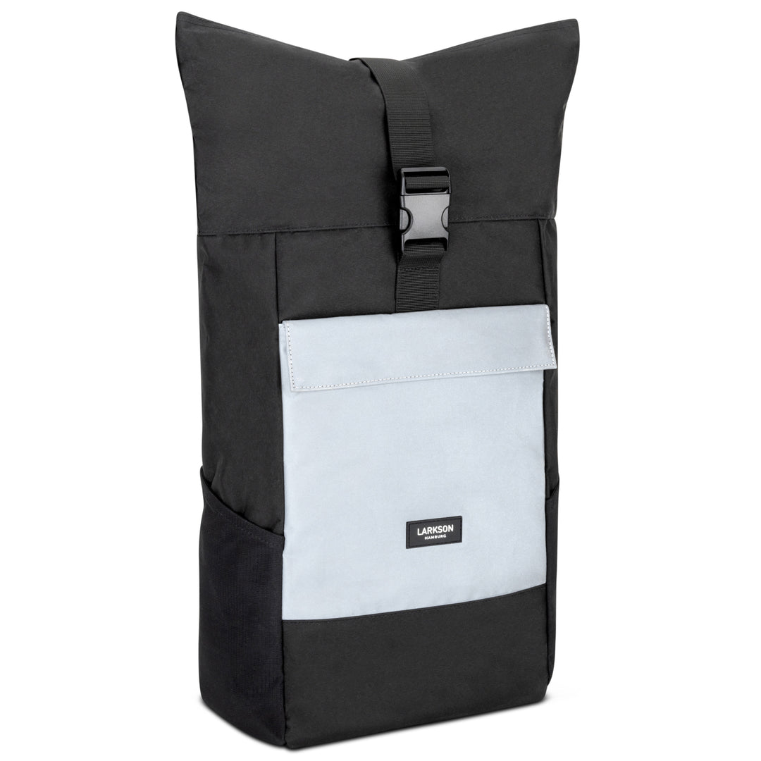 Schwarzer Rolltop Rucksack No 4 von LARKSON mit reflektierender Fronttasche und Klickverschluss