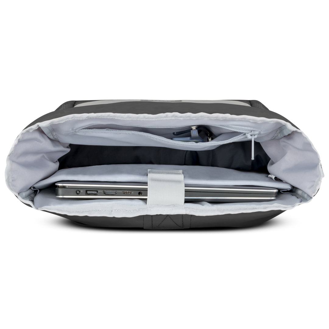 Innenansicht des Rolltop Rucksack No 4 mit Laptopfach und Reißverschlusstasche in Hellgrau