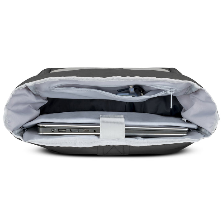 Innenansicht des Rolltop Rucksack No 4 mit Laptopfach und Reißverschlusstasche in Hellgrau