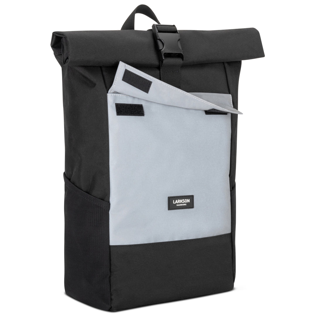 Schwarzer Rolltop-Rucksack No 4 von Larkson mit großem reflektierendem Frontfach und Verschluss mit Steckschließe