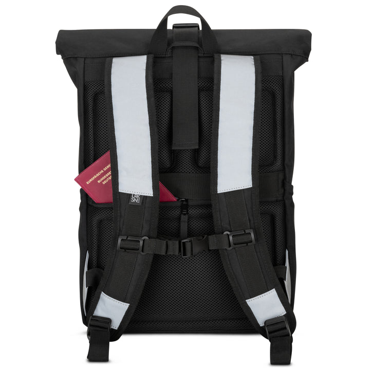 Schwarzer Rolltop Rucksack No 4 mit reflektierenden Schultergurten, Brustgurt und verstecktem seitlichem Reisepassfach