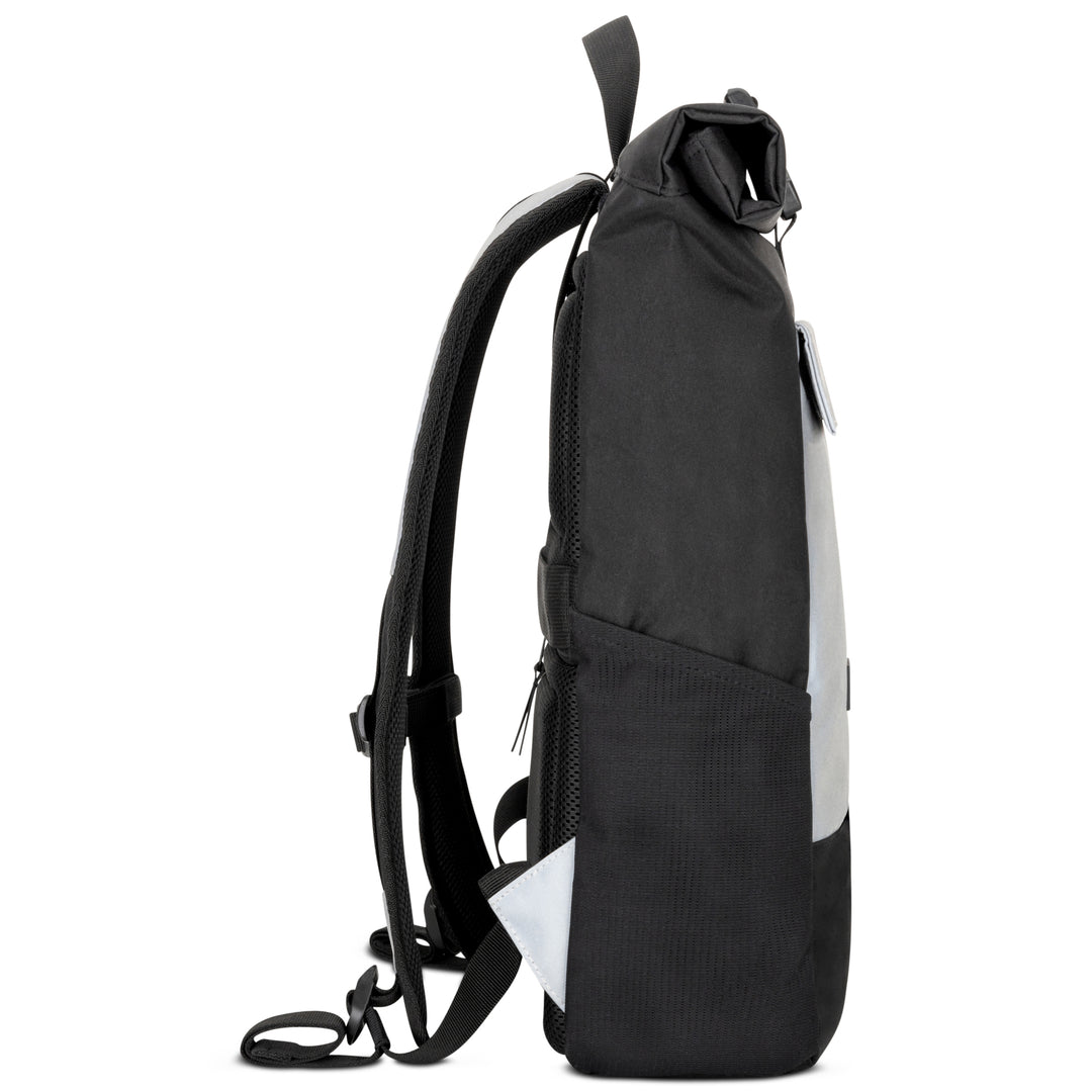 Seitlicher Blick auf schwarzen und grauen reflektierenden Rolltop Rucksack No 4 mit gepolsterten Schultergurten