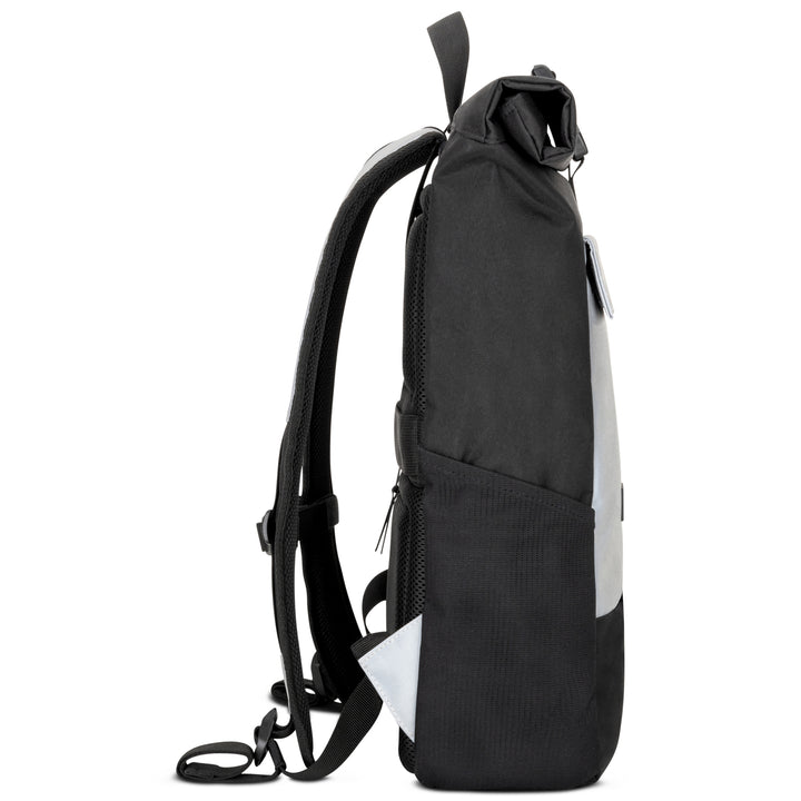 Seitlicher Blick auf schwarzen und grauen reflektierenden Rolltop Rucksack No 4 mit gepolsterten Schultergurten