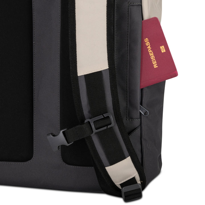 Rolltop Rucksack No 2 in beige und grau mit verdecktem Reißverschlussfach und Reisepass
