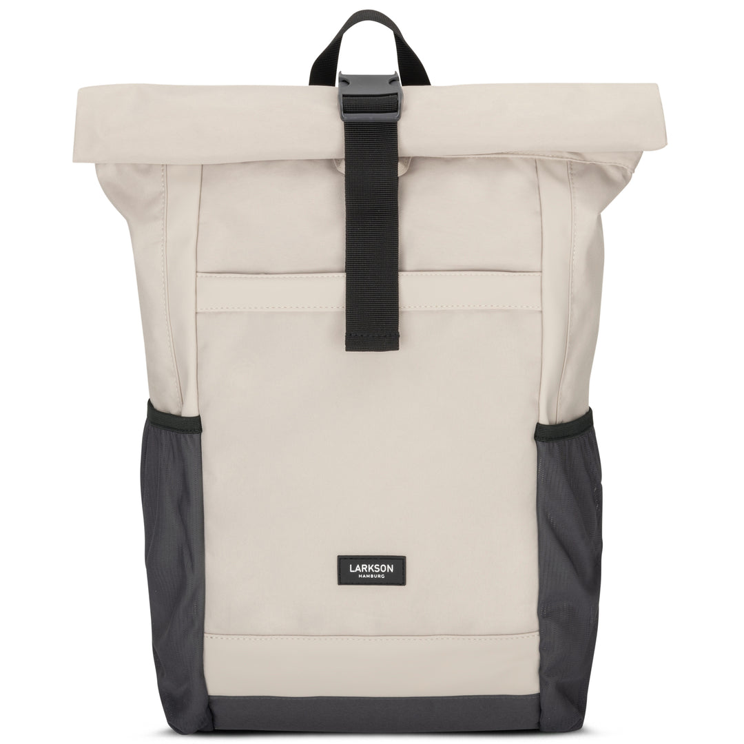 Rolltop-Rucksack No 2 von LARKSON in Beige mit schwarzem Tragegriff und Clipverschluss