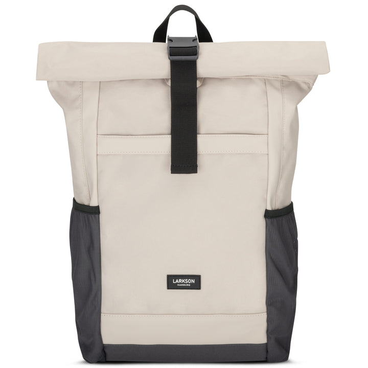 Rolltop-Rucksack No 2 von LARKSON in Beige mit schwarzem Tragegriff und Clipverschluss