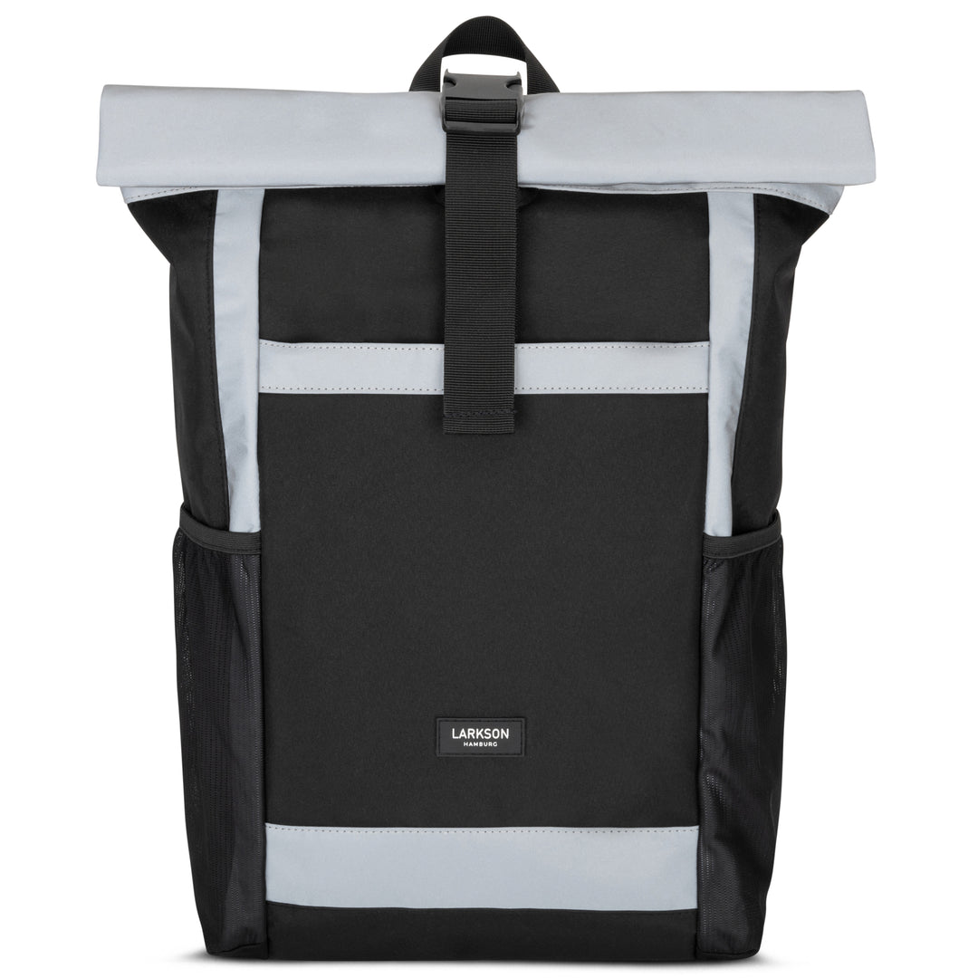 Schwarzer Rolltop Rucksack No 2 von LARKSON mit reflektierenden grauen Akzenten und seitlichen Netztaschen