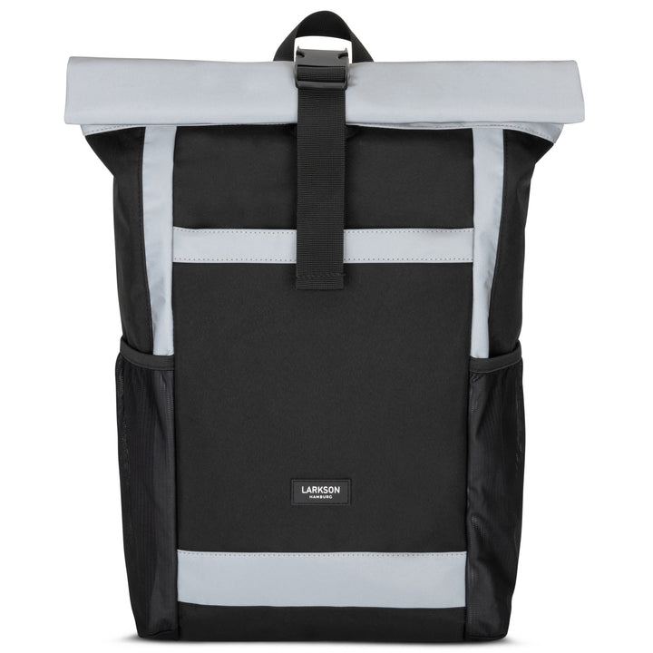 Schwarzer Rolltop Rucksack No 2 von LARKSON mit reflektierenden grauen Akzenten und seitlichen Netztaschen