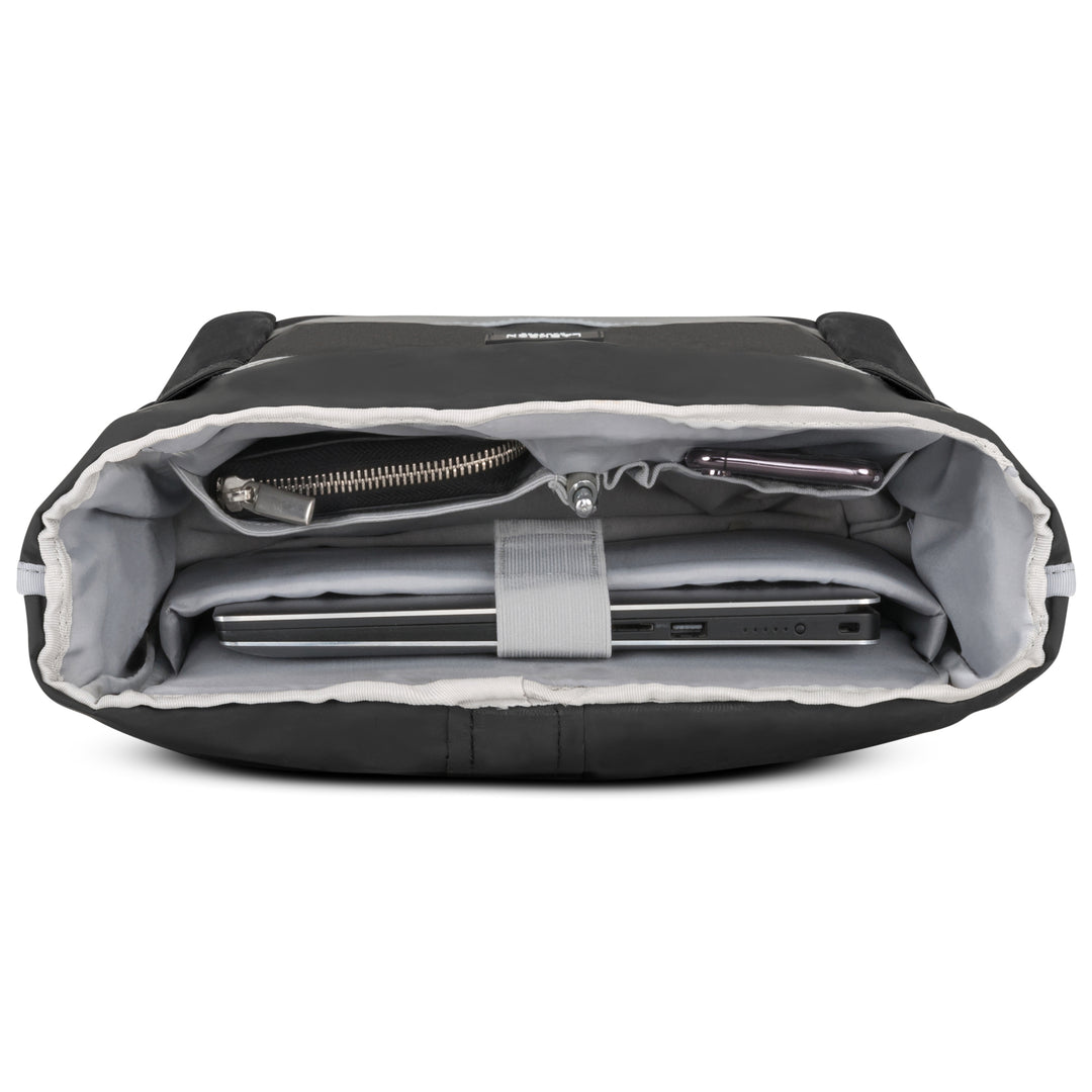 Schwarzer Rolltop Rucksack No 2 von LARKSON mit mehreren Innentaschen für Laptop, Stifte und andere Gegenstände
