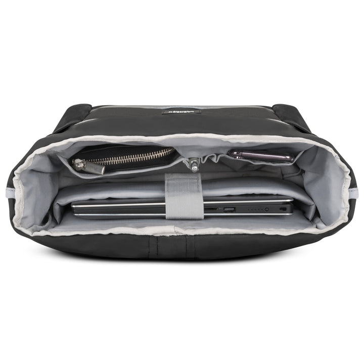 Schwarzer Rolltop Rucksack No 2 von LARKSON mit mehreren Innentaschen für Laptop, Stifte und andere Gegenstände