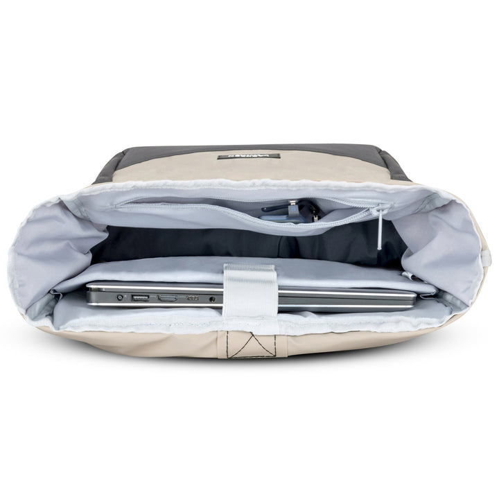 Rolltop Rucksack No 4 beige-grau mit offenem Laptopfach und eingestecktem Laptop