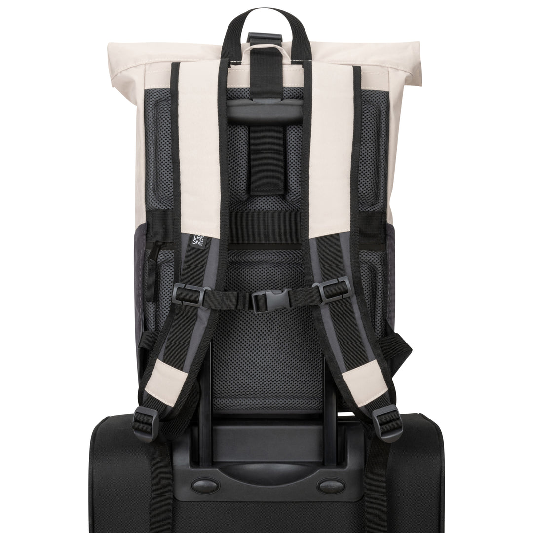 Beiger Rolltop Rucksack No 4 von LARKSON auf schwarzem Koffergestell befestigt, gepolsterte Rücken- und Schultergurte