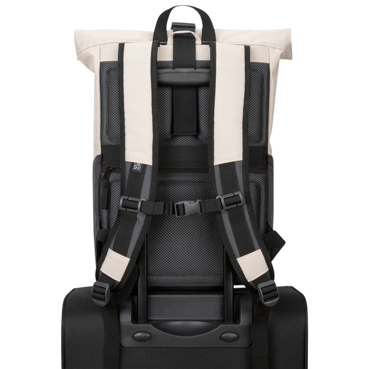 Beiger Rolltop Rucksack No 4 von LARKSON auf schwarzem Koffergestell befestigt, gepolsterte Rücken- und Schultergurte