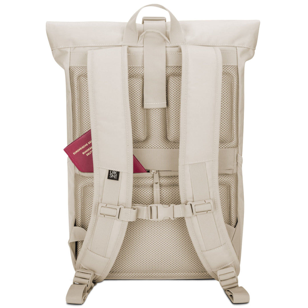 Beiger Rolltop Rucksack No 4 von Larkson mit gepolsterten Schultergurten und Reißverschlusstasche mit rotem Reisepass