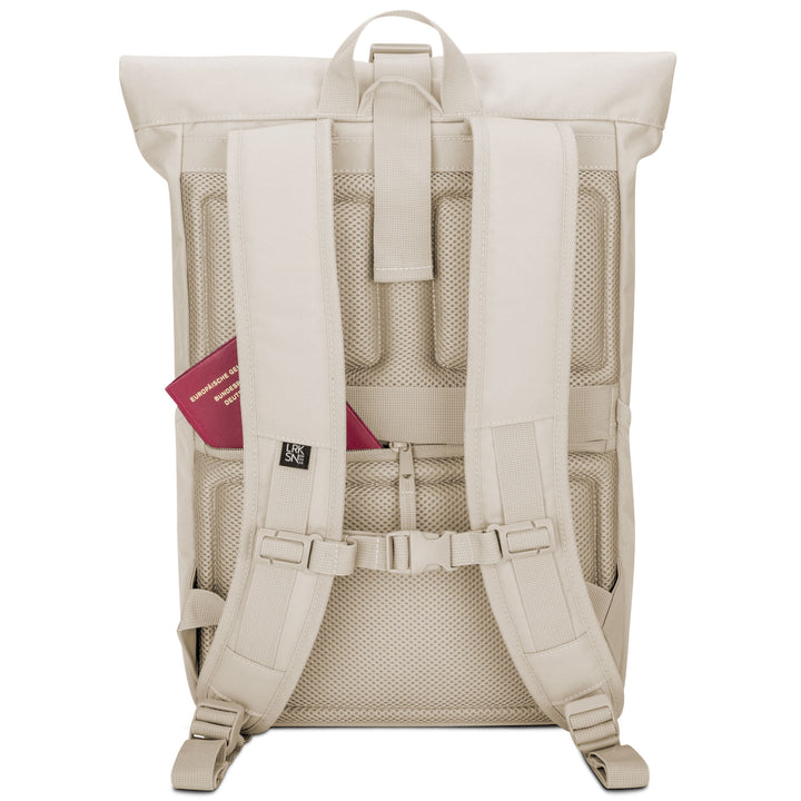 Beiger Rolltop Rucksack No 4 von Larkson mit gepolsterten Schultergurten und Reißverschlusstasche mit rotem Reisepass