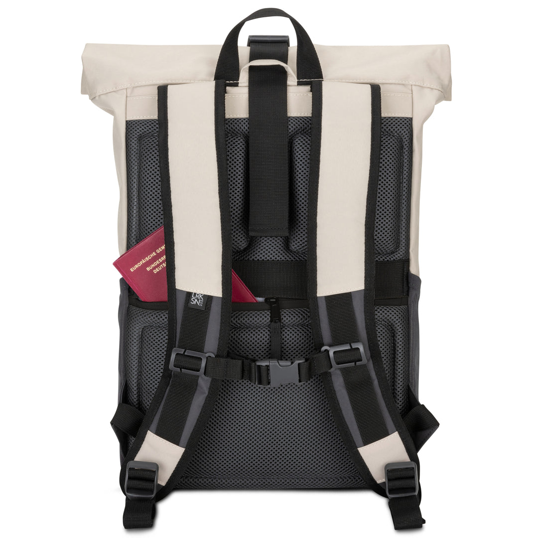 Rückseite des LARKSON Rolltop Rucksack No 4 in Beige-Grau mit gepolsterten Schultergurten und seitlicher Tasche mit deutschem Reisepass