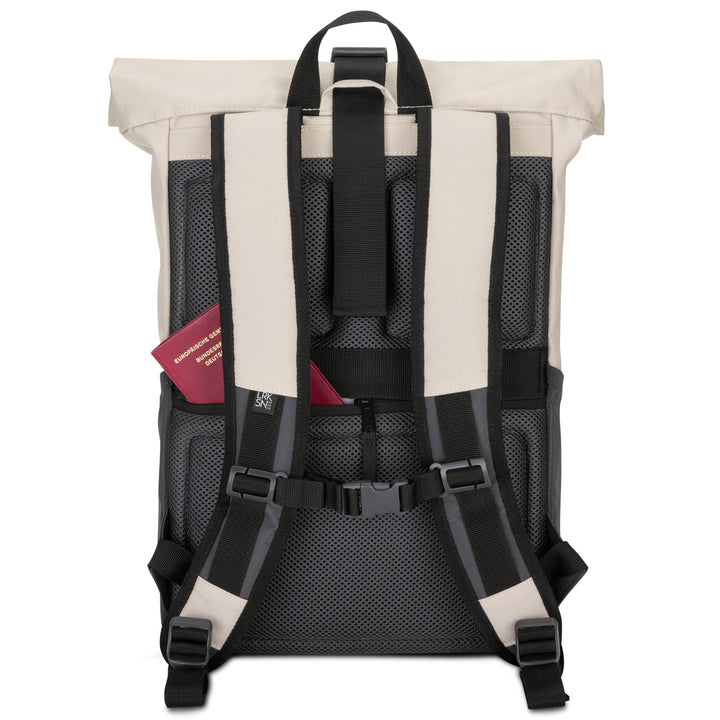 Rückseite des LARKSON Rolltop Rucksack No 4 in Beige-Grau mit gepolsterten Schultergurten und seitlicher Tasche mit deutschem Reisepass
