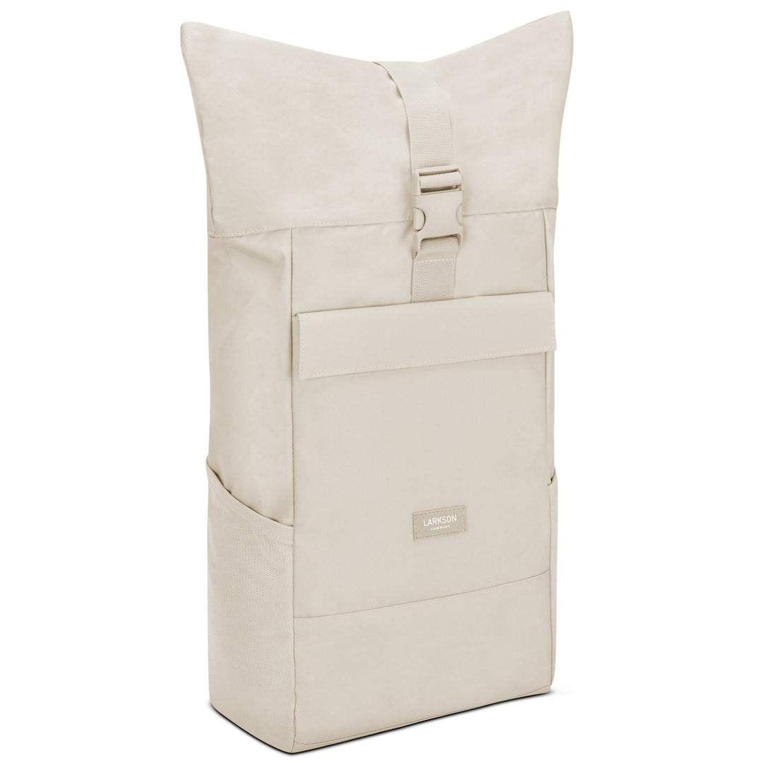 Beiger Rolltop Rucksack No 4 von LARKSON mit Fronttasche und Verschlussriemen