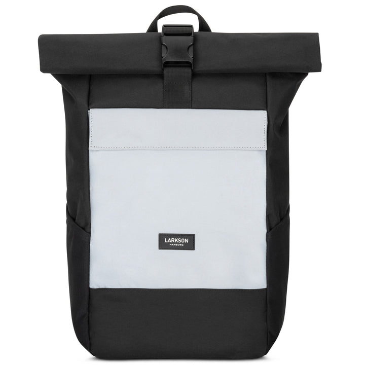Rolltop Rucksack No 4 von LARKSON in schwarz mit reflektierender vorderer Tasche und Schnallenverschluss
