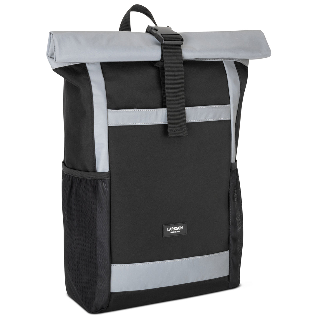 Schwarzer Rolltop Rucksack No 2 von LARKSON mit reflektierenden grauen Details und schwarzen Mesh-Seitentaschen