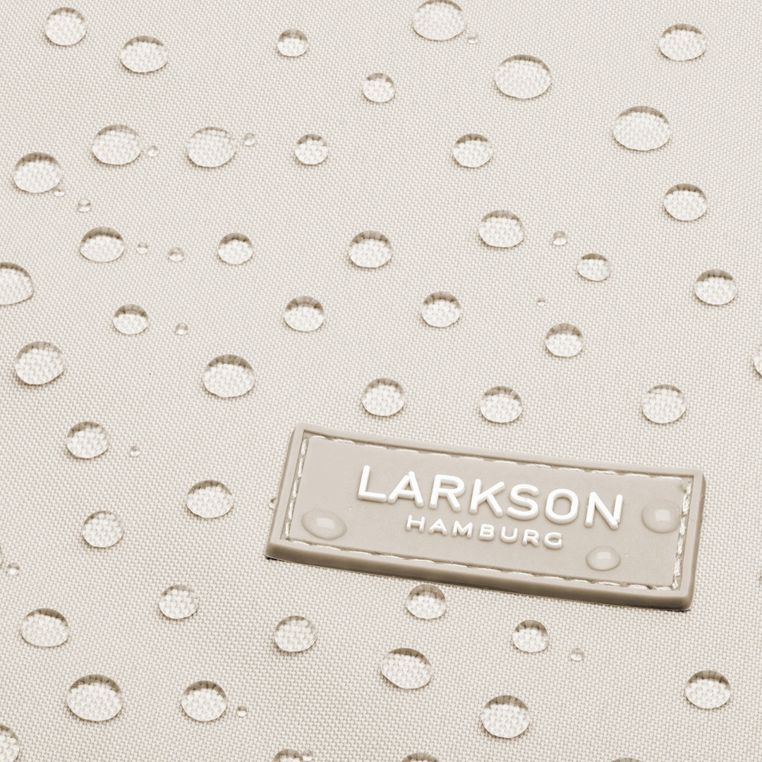 Beige wasserabweisender Stoff mit Wassertropfen und LARKSON HAMBURG Logo