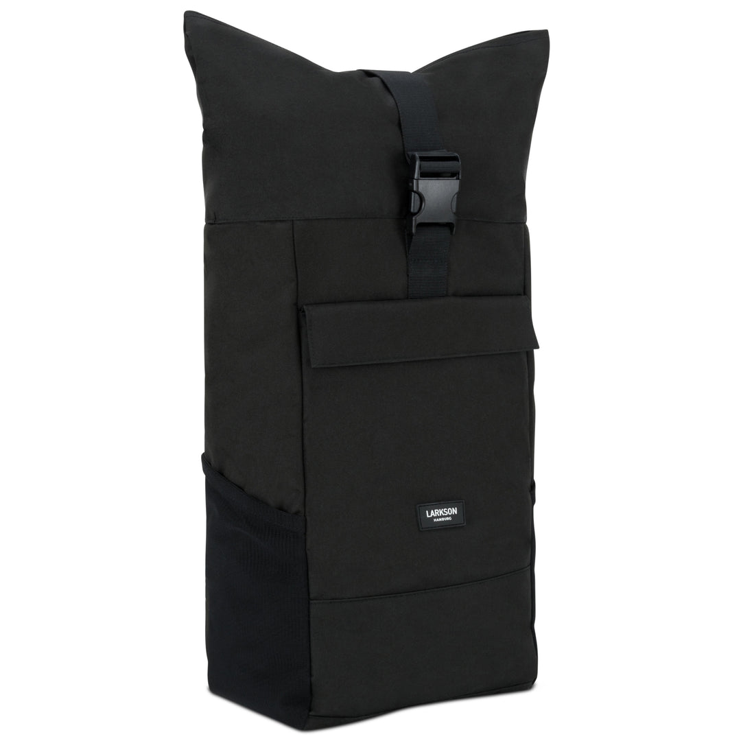 Schwarzer Rolltop Rucksack No 4 von LARKSON mit Fronttasche und Schnallenverschluss