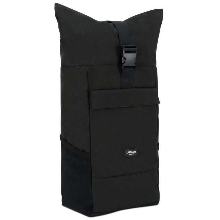 Schwarzer Rolltop Rucksack No 4 von LARKSON mit Fronttasche und Schnallenverschluss