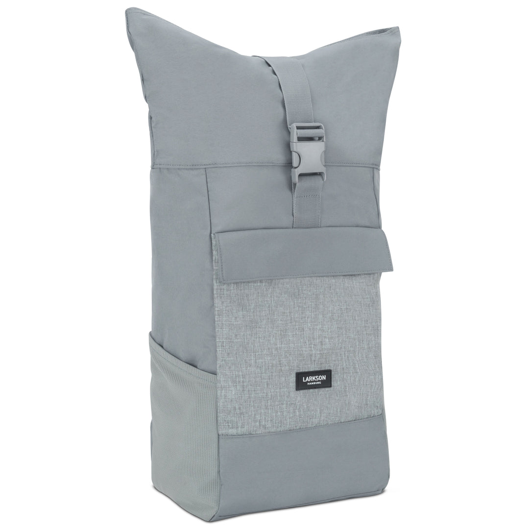 Hellgrauer Rolltop Rucksack No 4 von LARKSON mit Fronttasche und Klickverschluss