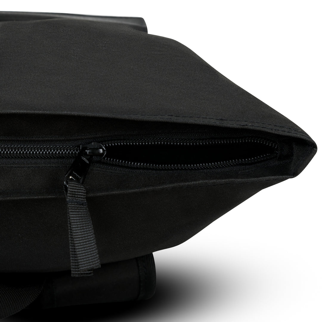 Schwarzer Reißverschlussteil des Rolltop Rucksack No 4 aus Textil