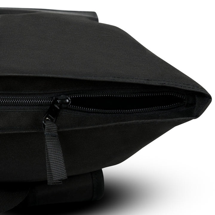 Schwarzer Reißverschlussteil des Rolltop Rucksack No 4 aus Textil