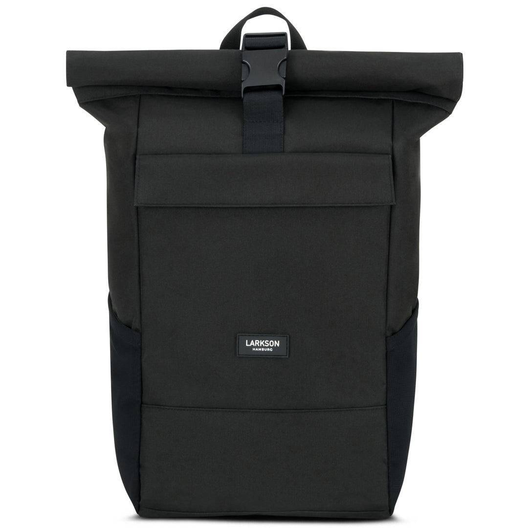 Schwarzer Rolltop Rucksack No 4 von LARKSON mit Clip-Verschluss und Fronttasche