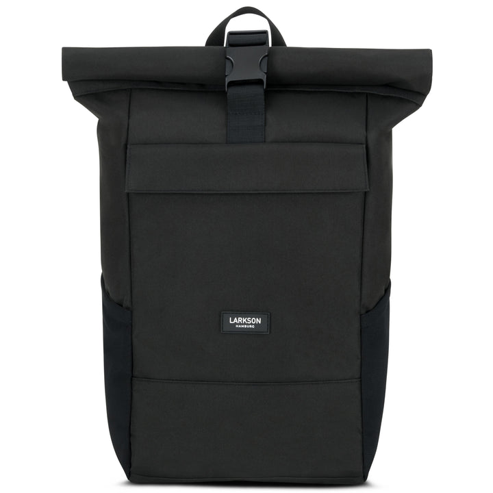 Schwarzer Rolltop Rucksack No 4 von LARKSON mit Clip-Verschluss und Fronttasche